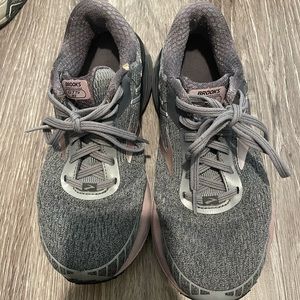 Brooks tennis shoes